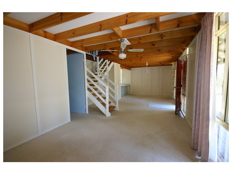 4 Coast Road, Macleay Island QLD 4184