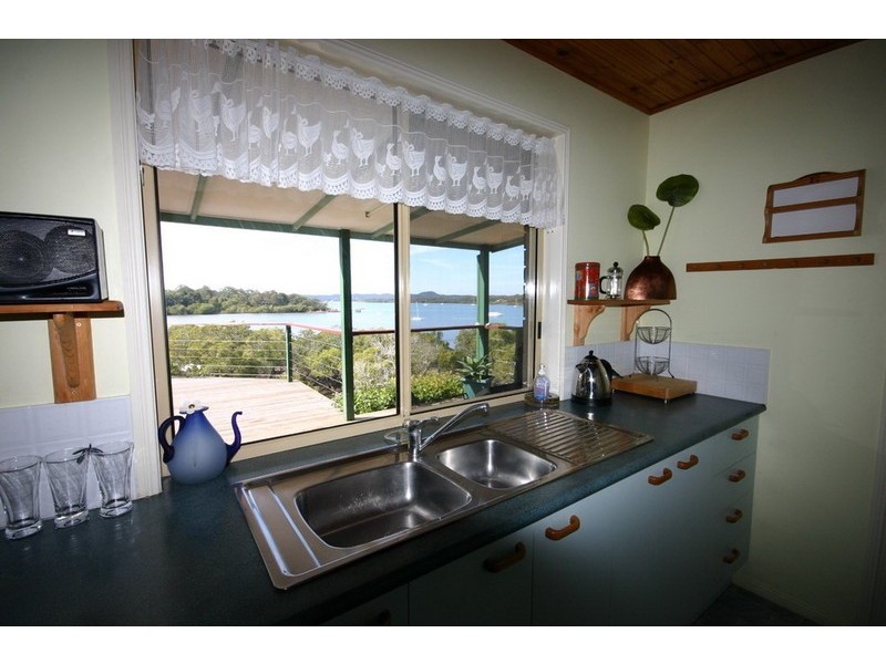 6 Cowes street, Macleay Island QLD 4184