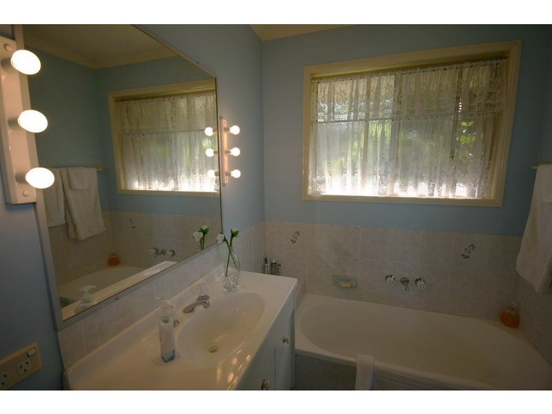 6 Cowes street, Macleay Island QLD 4184