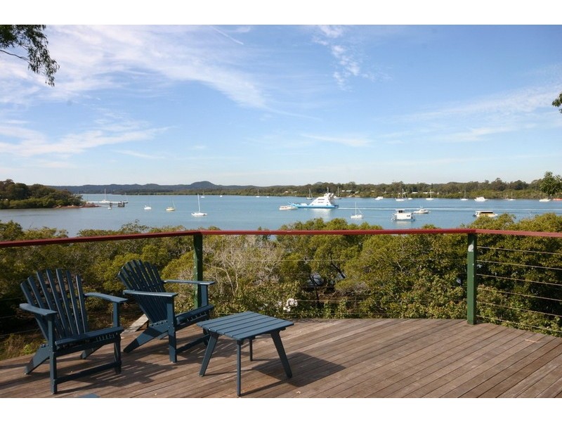 6 Cowes street, Macleay Island QLD 4184