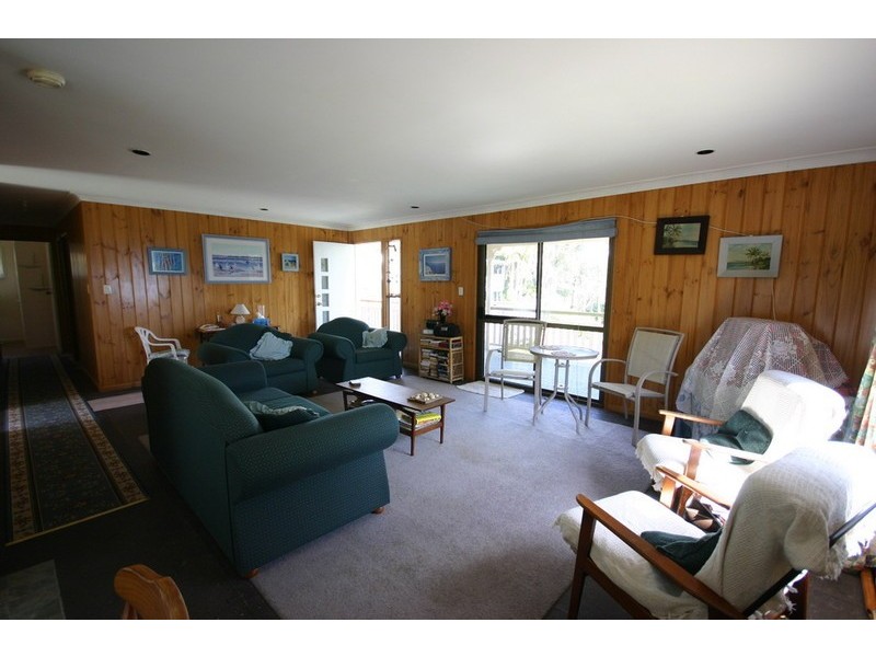 18 Kim Crescent, Macleay Island QLD 4184