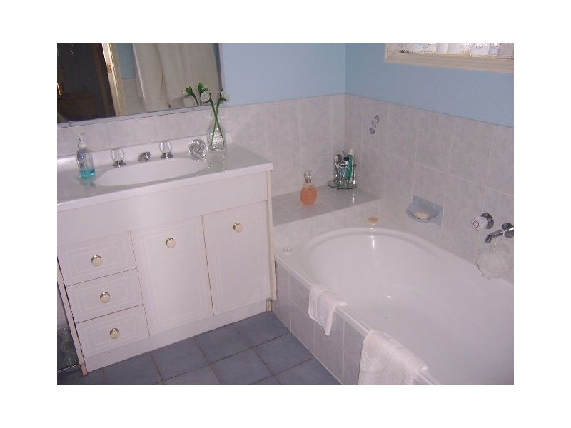 6 Cowes Road, Macleay Island QLD 4184