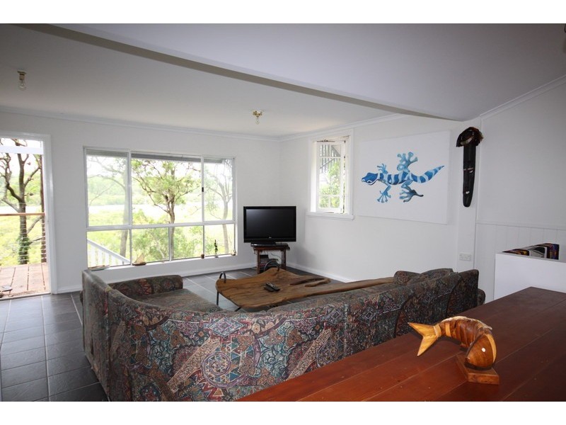 2 Waterside Drive, Macleay Island QLD 4184