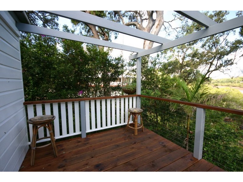 2 Waterside Drive, Macleay Island QLD 4184