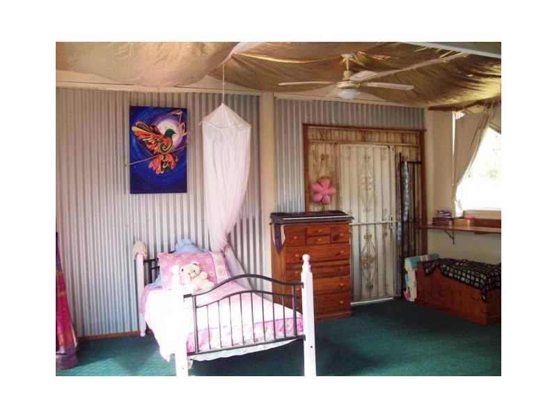 24 Rhodes Street, Macleay Island QLD 4184