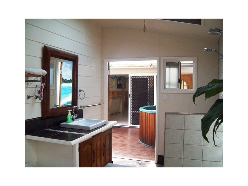 24 Rhodes Street, Macleay Island QLD 4184