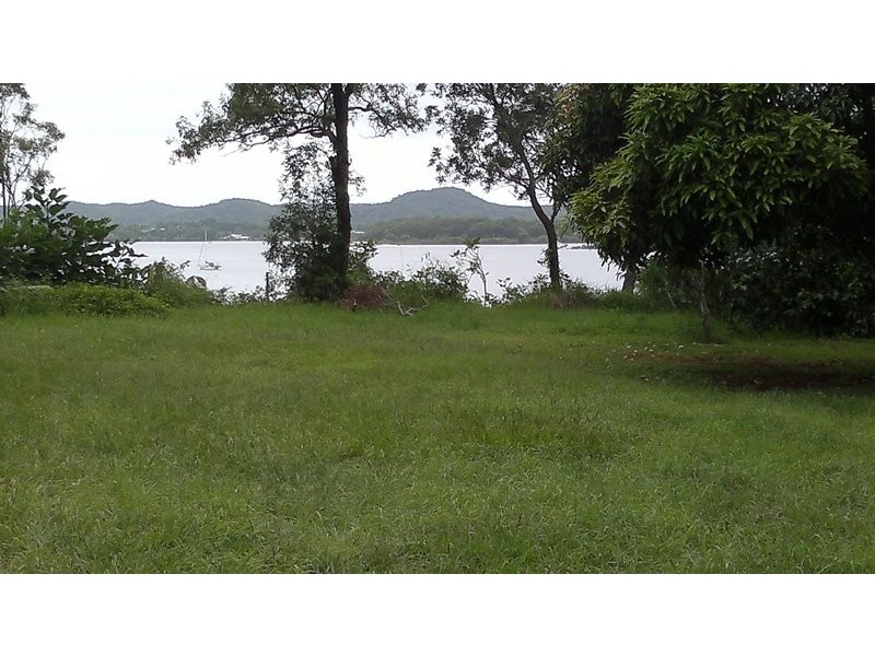 8 June Parade, Lamb Island QLD 4184