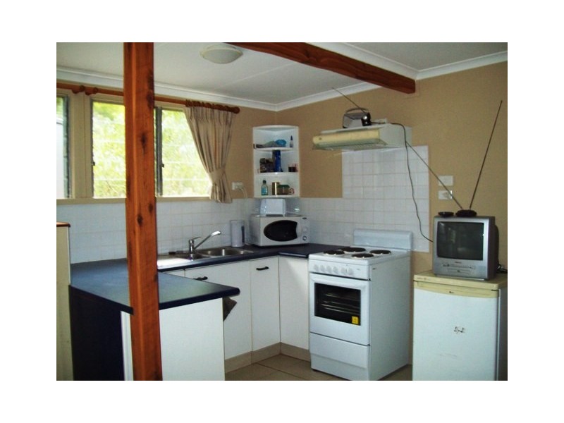 8 HAMILTON PARADE, Macleay Island QLD 4184