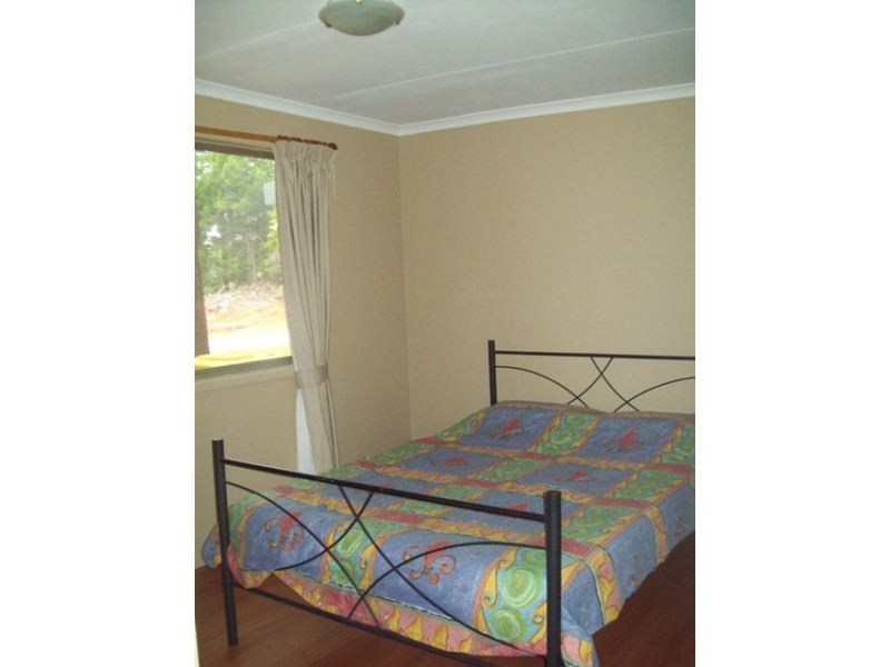 8 HAMILTON PARADE, Macleay Island QLD 4184