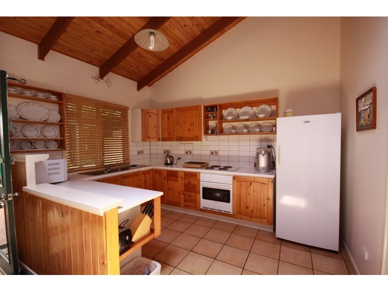 6 Gordon Road, Macleay Island QLD 4184