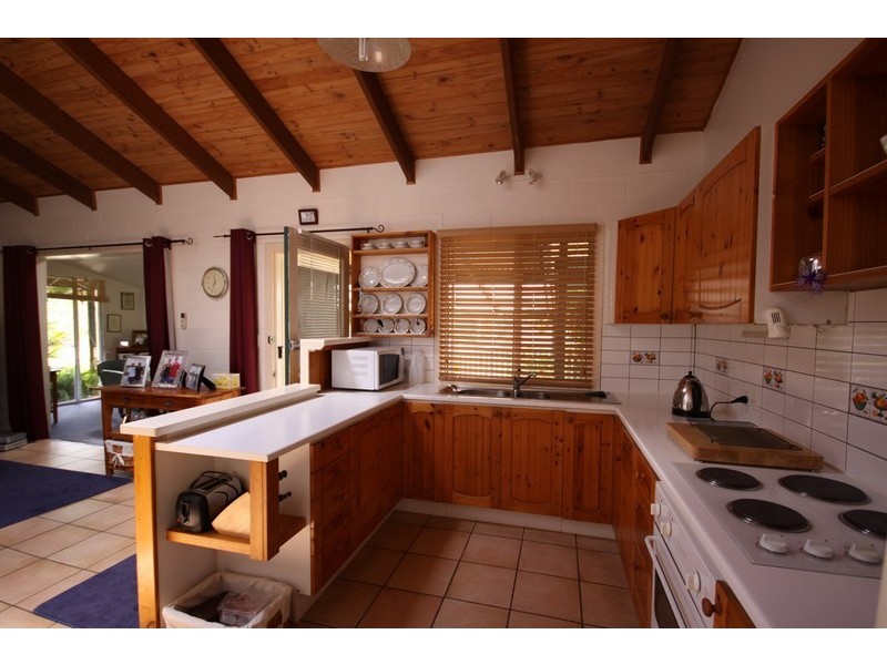 6 Gordon Road, Macleay Island QLD 4184