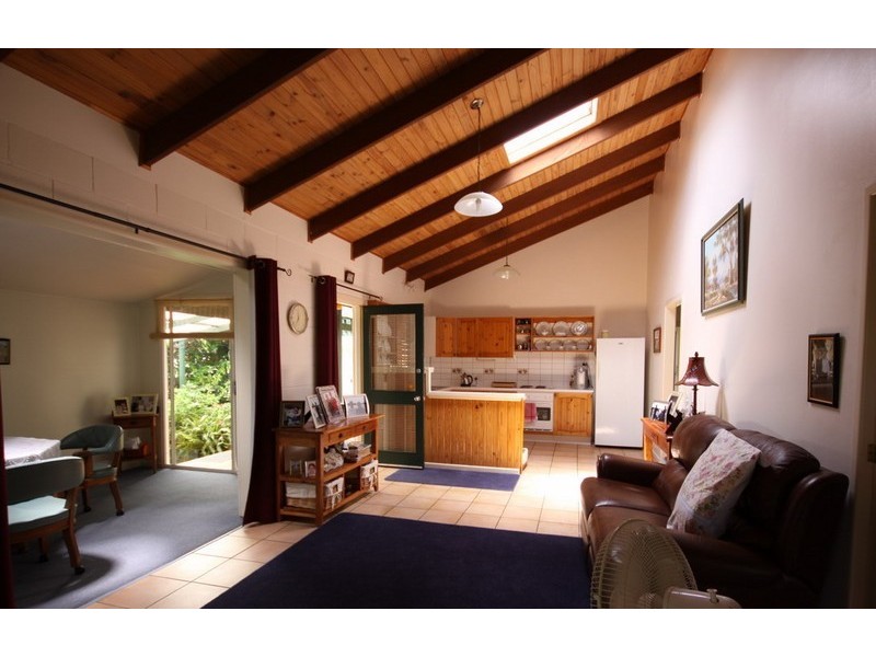 6 Gordon Road, Macleay Island QLD 4184