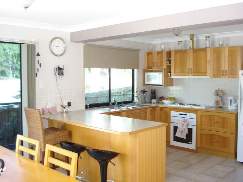 9 Helen Parade, Lamb Island QLD 4184
