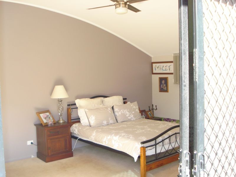9 Helen Parade, Lamb Island QLD 4184