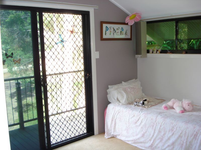 9 Helen Parade, Lamb Island QLD 4184