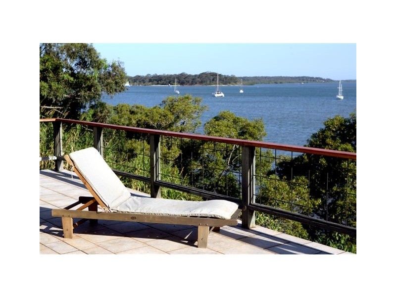 8 Emily Crescent, Macleay Island QLD 4184