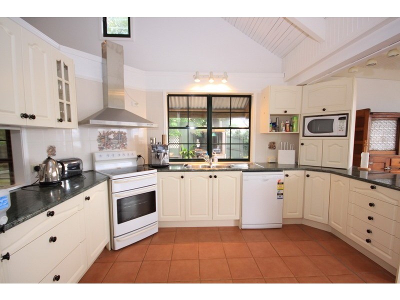8 Emily Crescent, Macleay Island QLD 4184