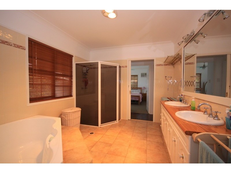 8 Emily Crescent, Macleay Island QLD 4184