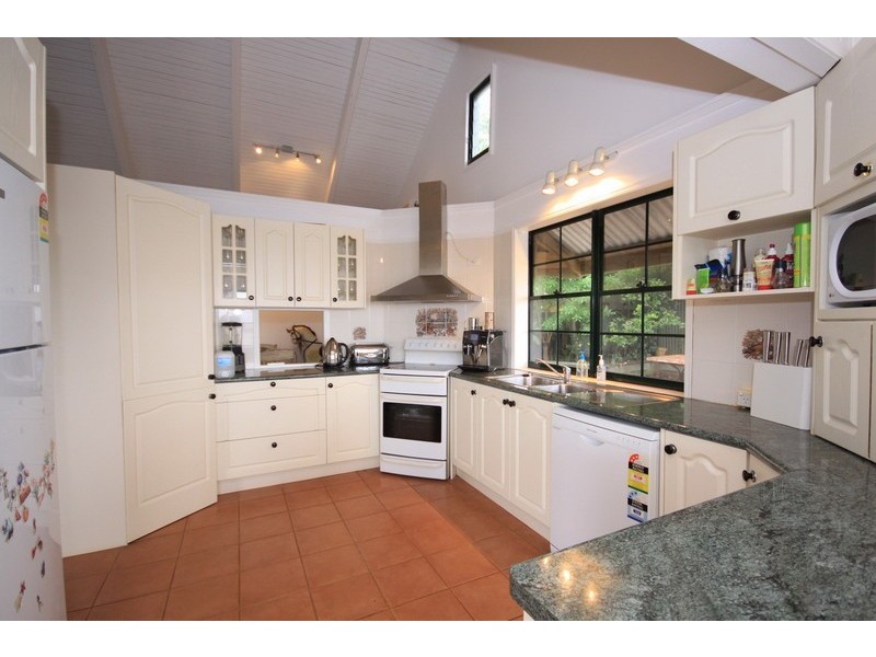 8 Emily Crescent, Macleay Island QLD 4184