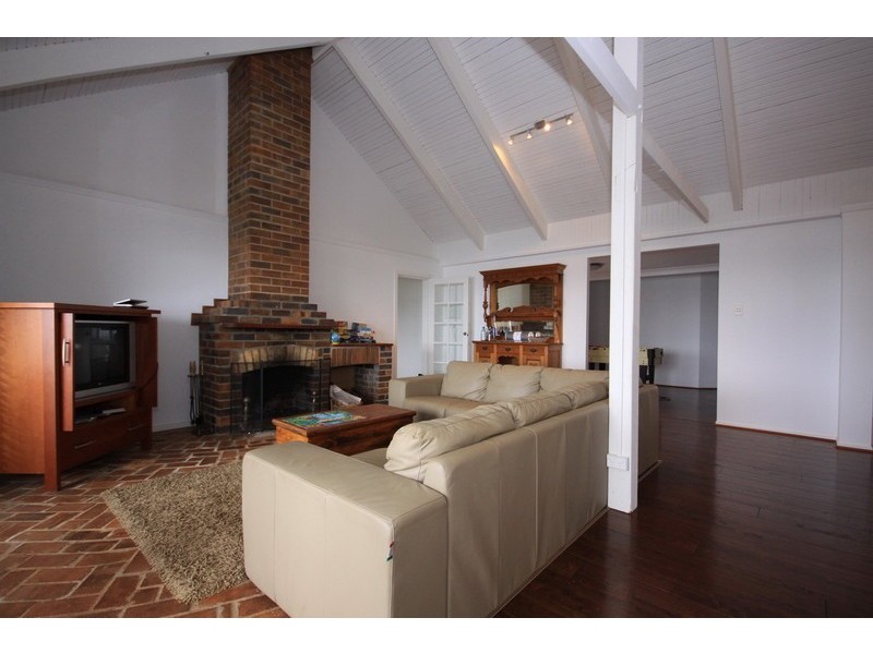8 Emily Crescent, Macleay Island QLD 4184