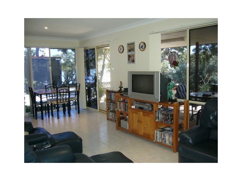 44 Calm Waters Crescent, Macleay Island QLD 4184