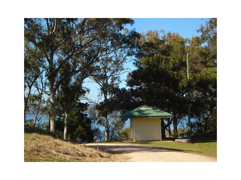 135-137  Lucas Drive, Lamb Island QLD 4184