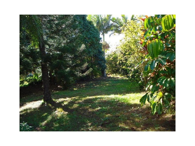 135-137  Lucas Drive, Lamb Island QLD 4184