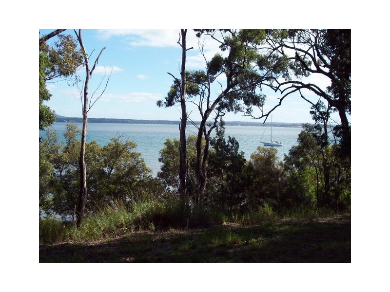 33 Coast Road, Macleay Island QLD 4184