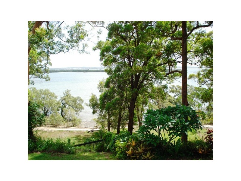 19 Coast Road, Macleay Island QLD 4184