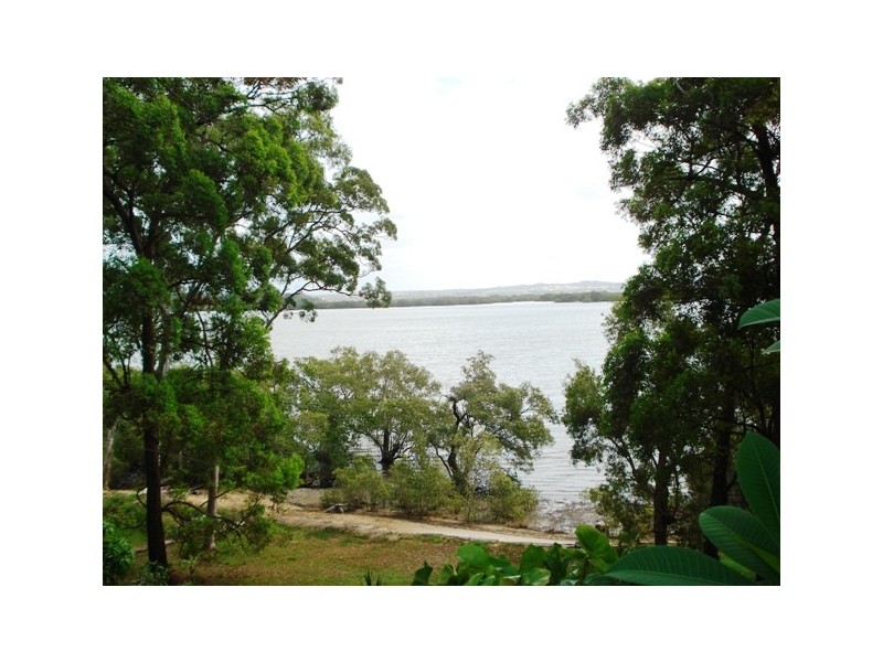 19 Coast Road, Macleay Island QLD 4184