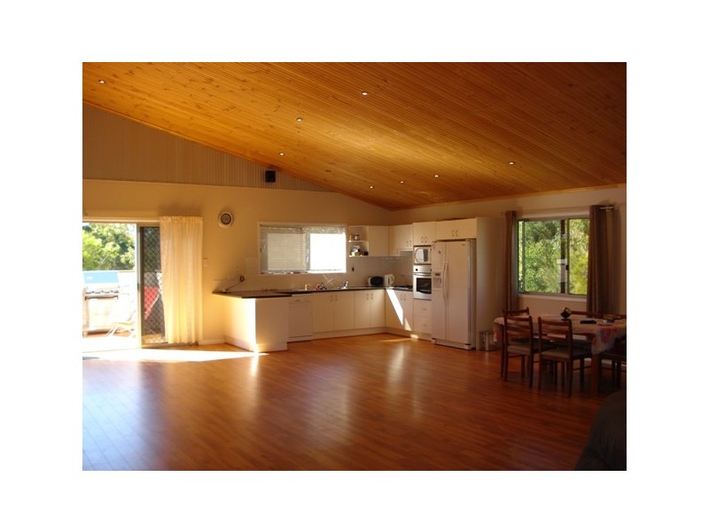 19 Francis St, Macleay Island QLD 4184