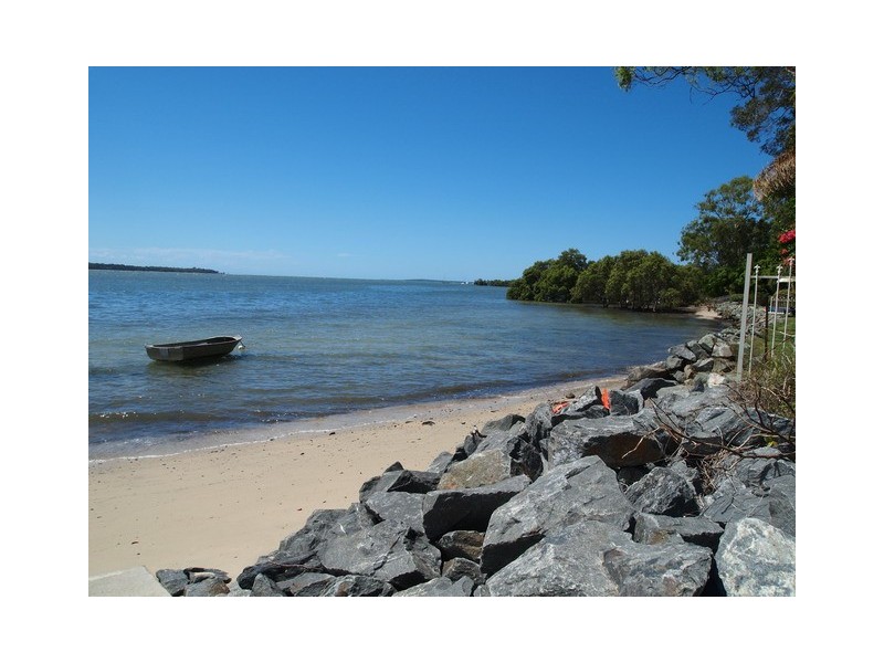 19 Francis St, Macleay Island QLD 4184
