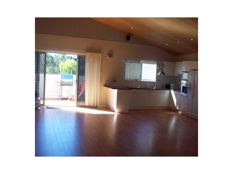 19 Francis St, Macleay Island QLD 4184