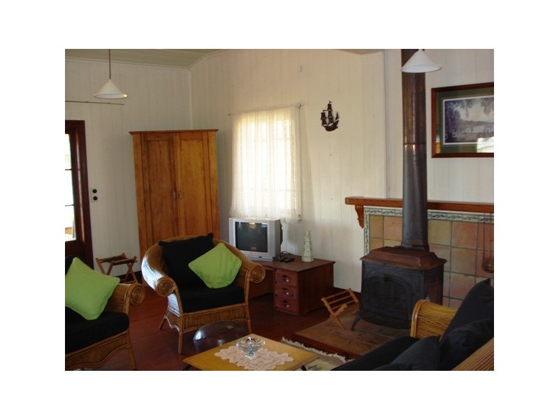 10 Tina Avenue, Lamb Island QLD 4184