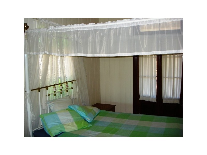 10 Tina Avenue, Lamb Island QLD 4184