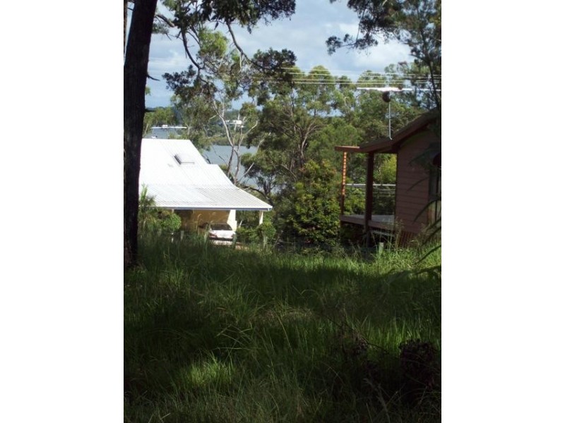 18 Cliff Terrace, Macleay Island QLD 4184