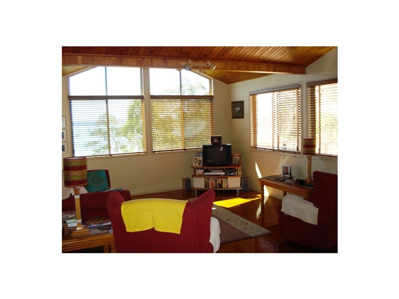 29 Leanne St, Macleay Island QLD 4184