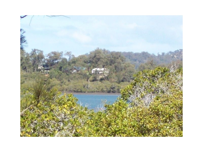 1 Blue Bay Crescent, Macleay Island QLD 4184