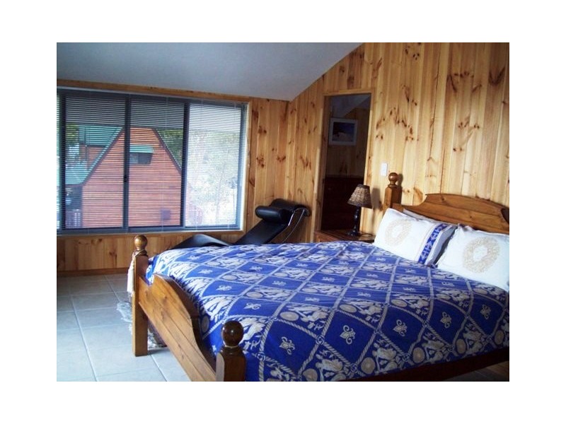 8 Ashton Street, Macleay Island QLD 4184