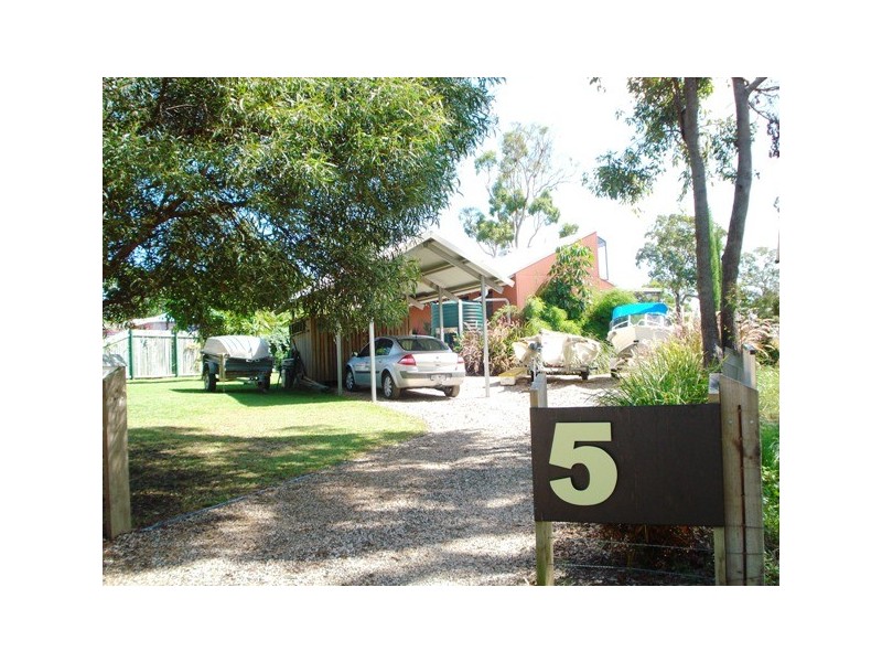5 Wake Street, Macleay Island QLD 4184