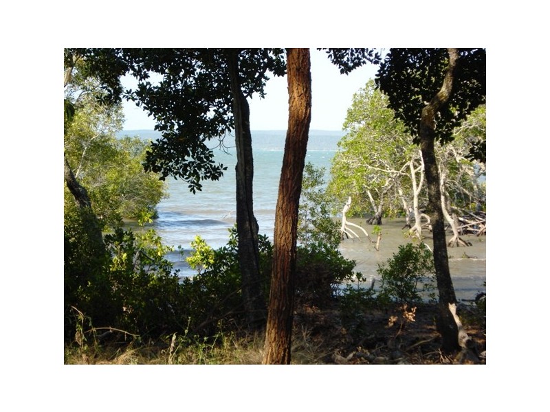 33 Calm Waters Crescent, Macleay Island QLD 4184