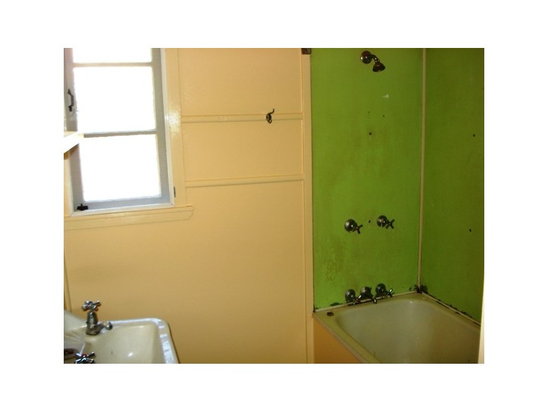 10 Rhodes Street, Macleay Island QLD 4184