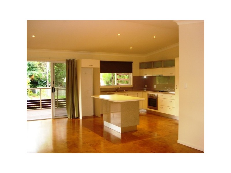 4 Hamilton Pde, Macleay Island QLD 4184