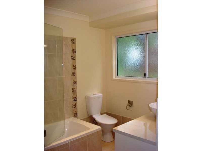 4 Hamilton Pde, Macleay Island QLD 4184