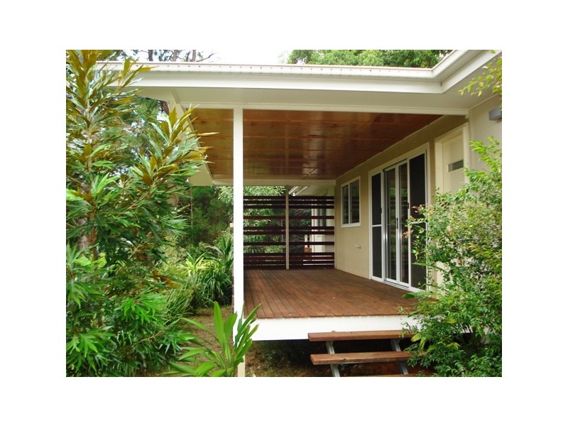 4 Hamilton Pde, Macleay Island QLD 4184
