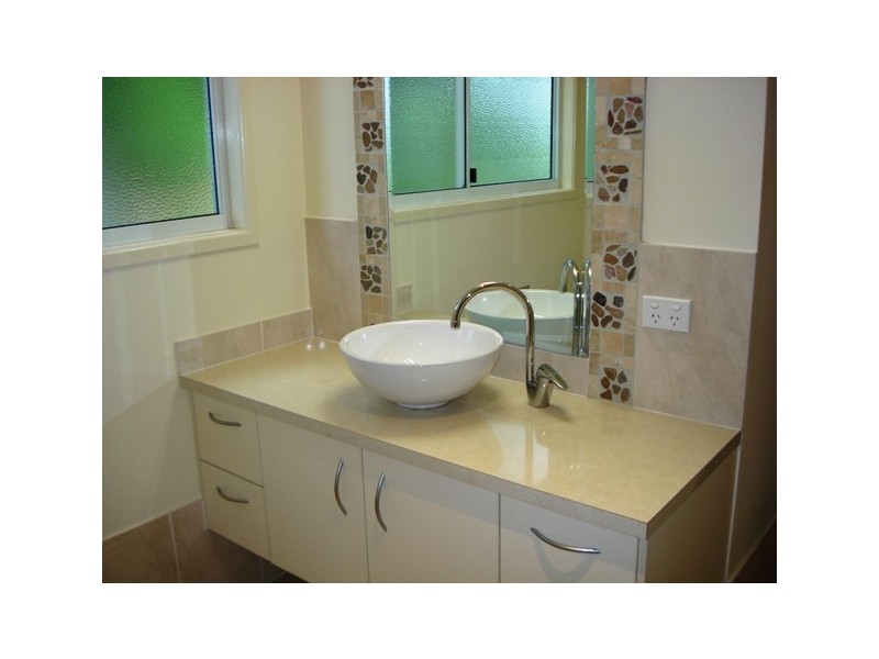 4 Hamilton Pde, Macleay Island QLD 4184