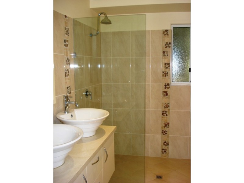 4 Hamilton Pde, Macleay Island QLD 4184