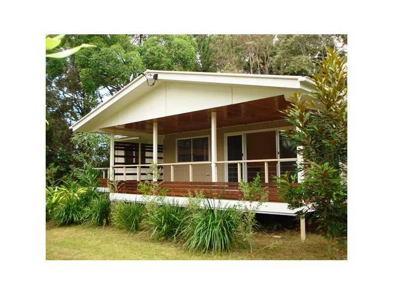 4 Hamilton Pde, Macleay Island QLD 4184