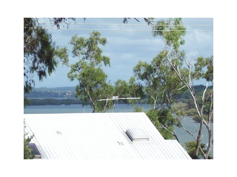 24  Cliff Terrace, Macleay Island QLD 4184