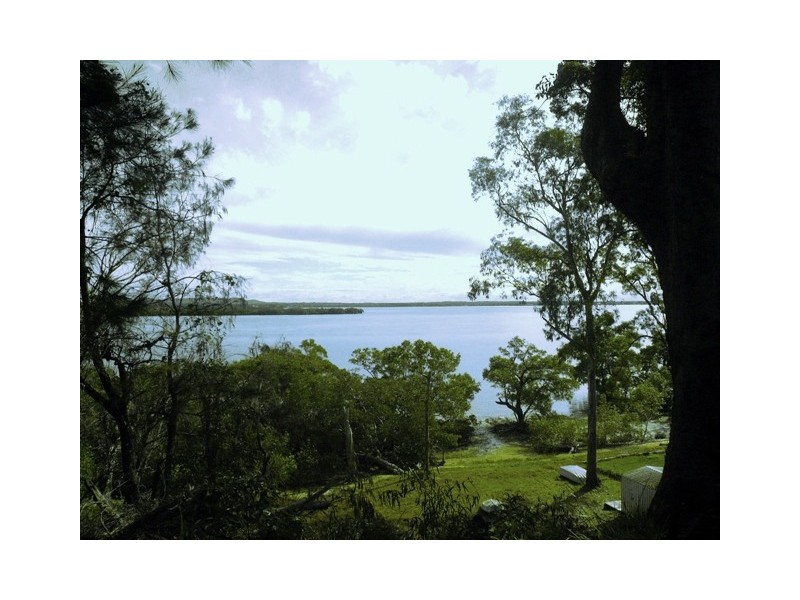 13 Coast Road, Macleay Island QLD 4184